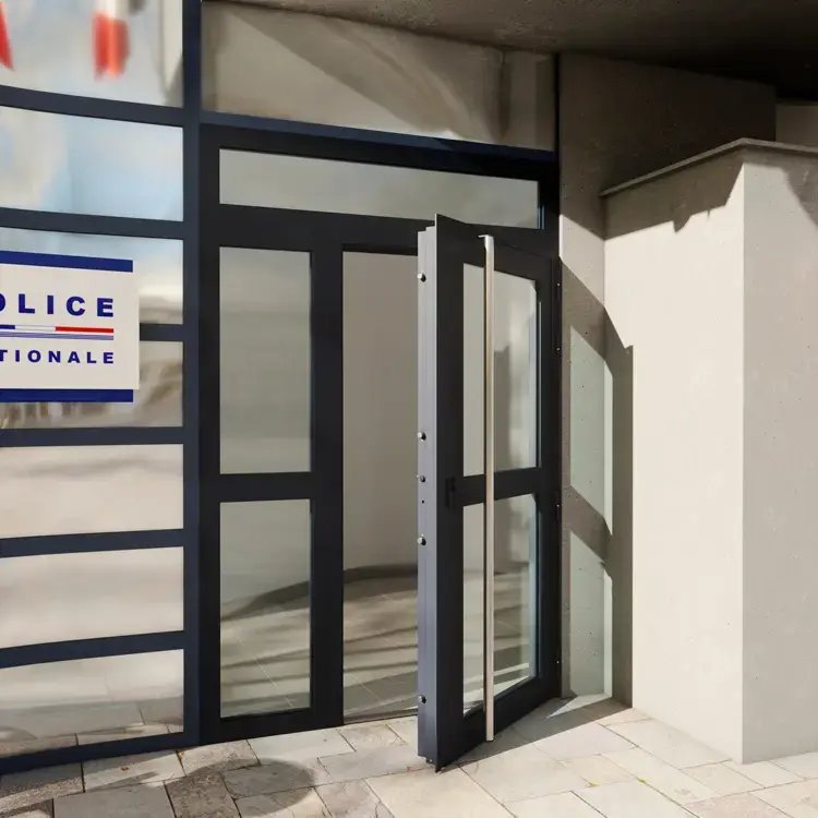 Porte vitrée pare-balles installée à l'entrée d'un local sensible